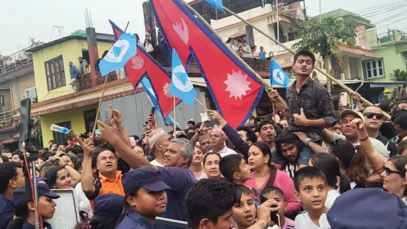 बालेन तथा रास्वपा समर्थकहरूको भिड