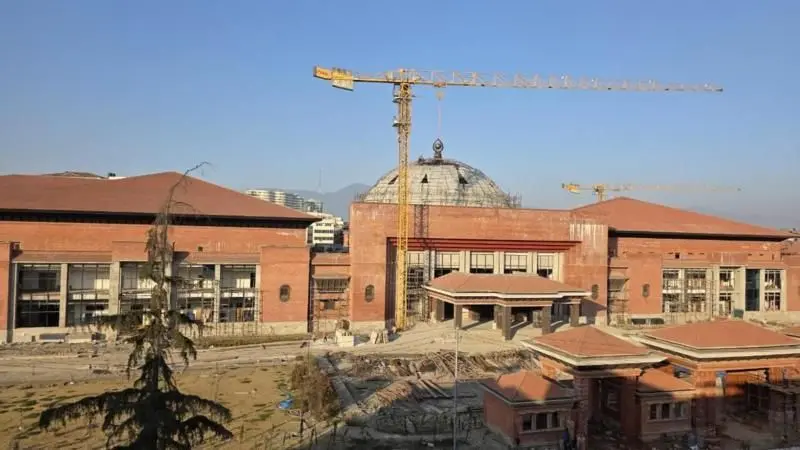 सिंहदरबारभित्र बन्दै गरेको संसद् भवन