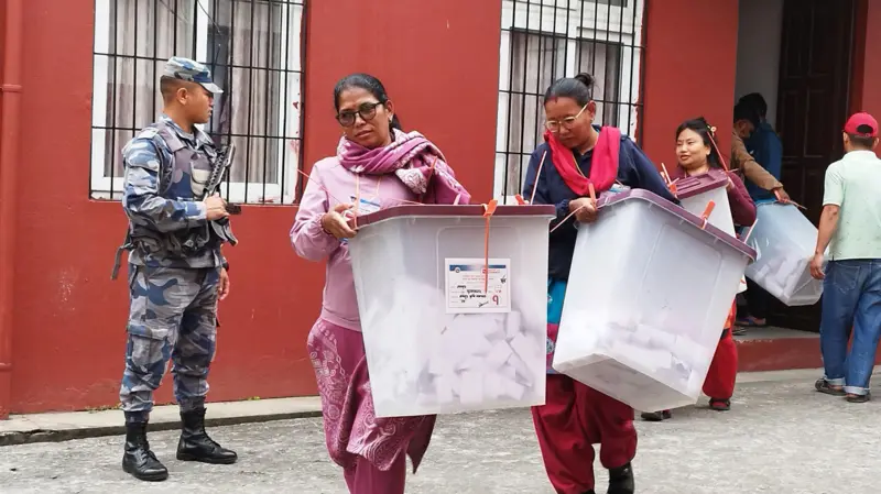 मतपेटिका ढुवानी