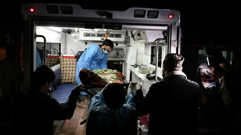 काबुलस्थित लागुपदार्थ दुर्व्यसनीहरूको उपचार र पुनर्स्थापना केन्द्रमा घाइते भएका व्यक्तिलाई उपचारका लागि लगिँदै