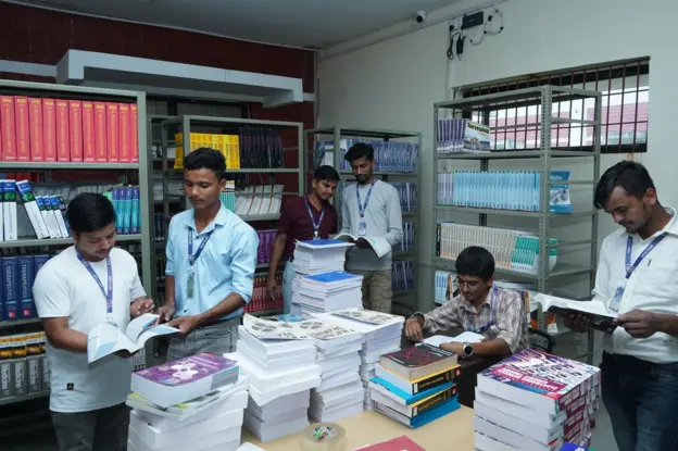 मनमोहन प्रविधिक विश्वविद्यालयको पुस्तकालयमा विद्यार्थीहरू