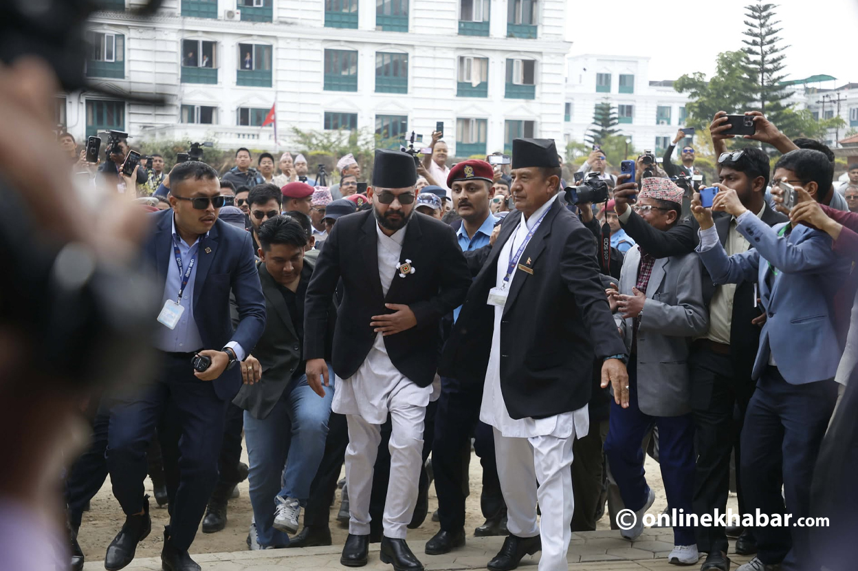 परम्परागत पहिरनमा बालेन्द्र शाह