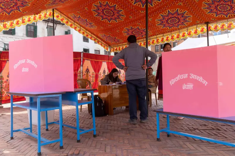 निर्वाचन आयोगका अधिकारीहरूले तयार पारेको एउटा मतदान केन्द्र।