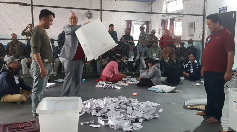 कास्की क्षेत्र नम्बर ३ मा मतगणनाका निम्ति मतपेटिका बाट मतपत्र खन्याउँदै