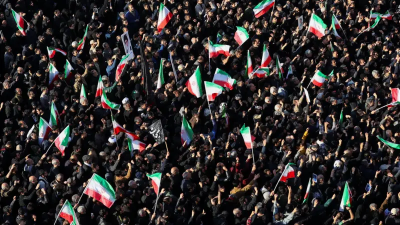 आयतोल्लाह अली खामेनेई इजरेली तथा अमेरिकी हमलामा शनिवार मारिएपछि तेहरानमा  मानिसहरूको शोक भेला 