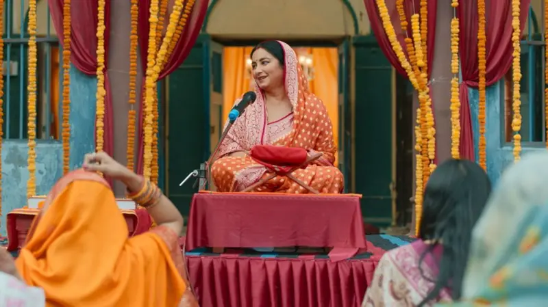 मञ्चमा बसेकी कमलेश