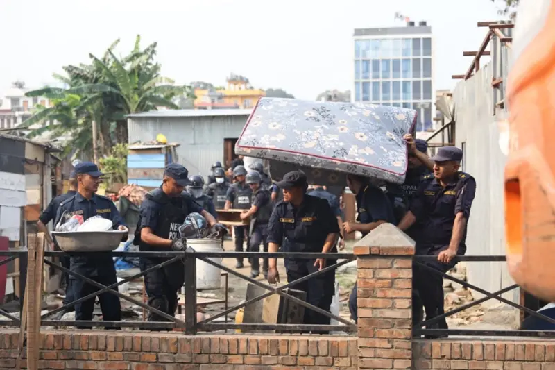 प्रहरीहरूले सामान हटाउन मद्दत गरिरहेको अधिकारीहरूले बताएका छन्।