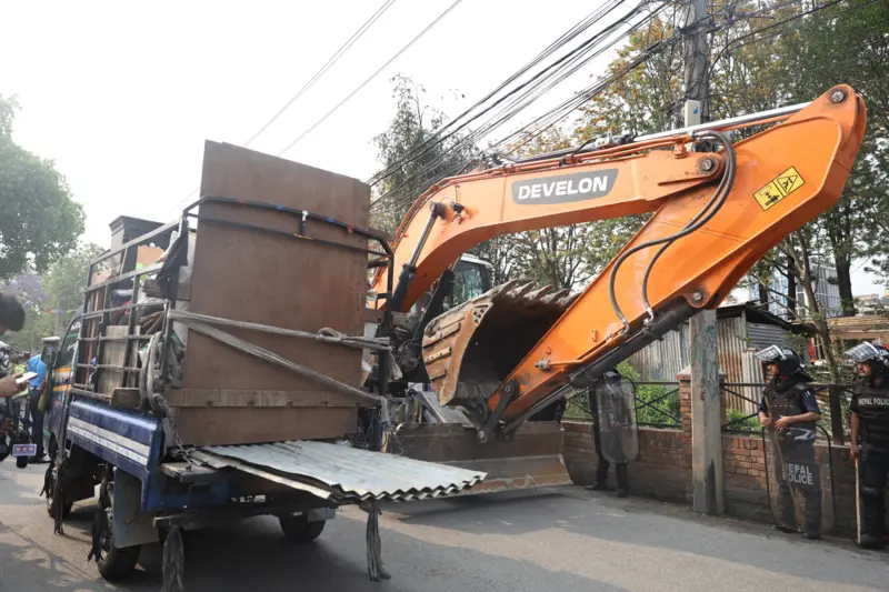 सरकारले सार्वजनिक जग्गामा अवैध रूपमा बनाइएका घरटहराहरू हटाउने निर्णय लिएको हो।