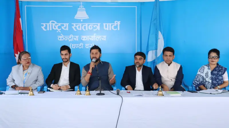 रास्वपाको बुधवार भएको बैठकमा पार्टी सभापति रवि लामिछाने (बीचम माइक बोकेका) र अन्य नेताहरू 