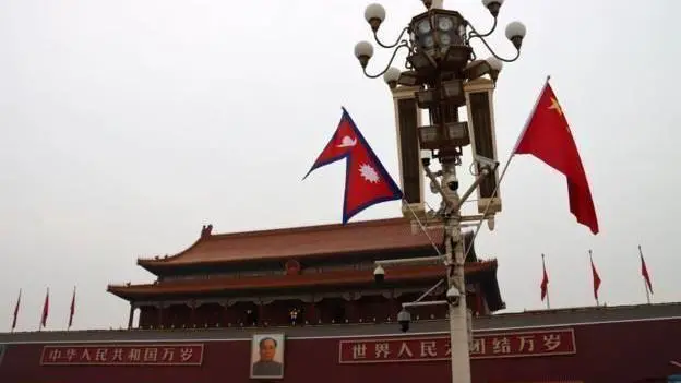 बेइजिङमा चीन र नेपालको झण्डा
