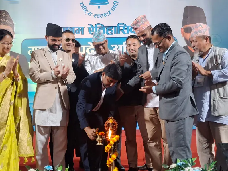 कास्कीमा रास्वपा जिल्ला अधिवेशन उद्घाटनमा पानसमा बत्ती बाल्दै नेताहरू।