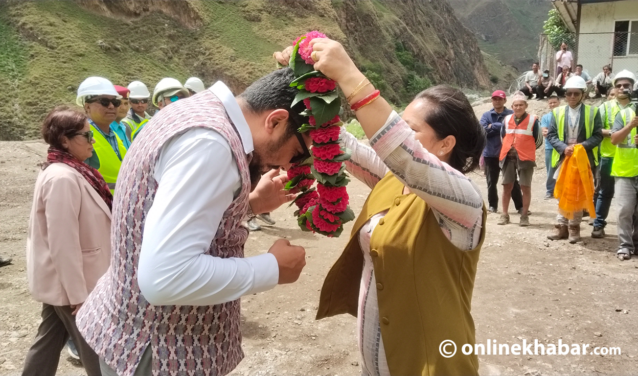 जगदुल्ला जलविद्युत् आयोजनाको पूर्वाधार निरीक्षण गर्दै मन्त्री श्रेष्ठ
