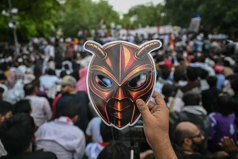 जन्तरमन्तरमा कक्रोच जनता पार्टीको विरोधप्रदर्शनमा सहभागी हुन भेला भएका मानिसहरू, एक जनाको हातमा साङ्लोको मुखुन्डो देखिन्छ