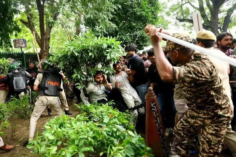दिल्लीमा प्रदर्शनकारीहरूमाथि लाठी चार्ज गर्दै प्रहरीहरू