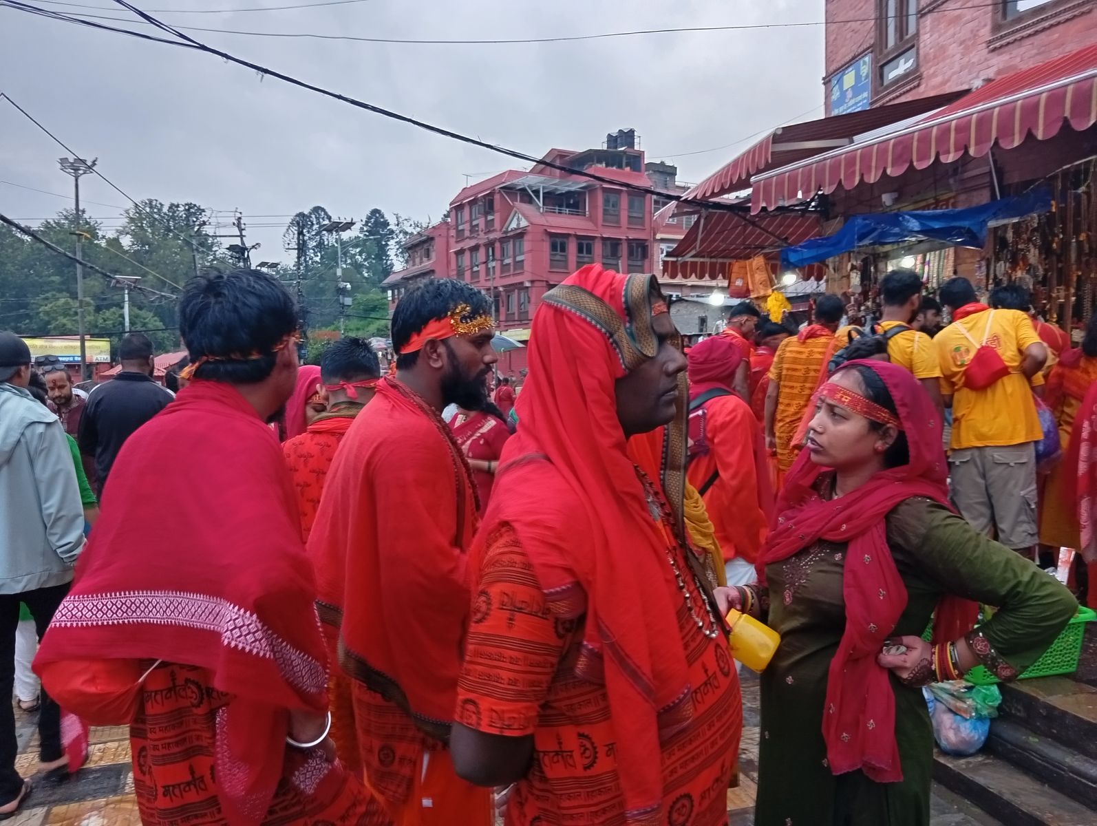पशुपतिनाथ मन्दिरमा भक्तजनको लामो लाइन।