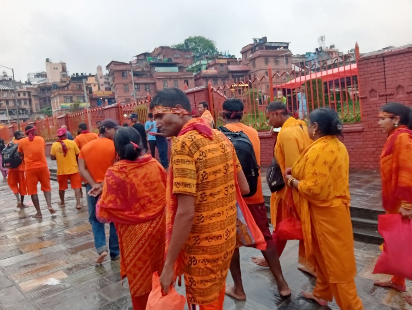 शिवालयमा पूजा गर्दै भक्तजन।