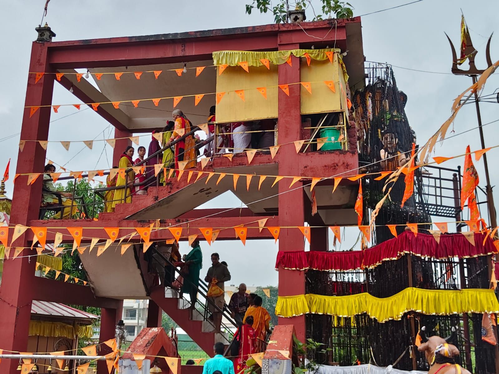 बुटवलको सिद्धबाबा मन्दिरमा भक्तजन।