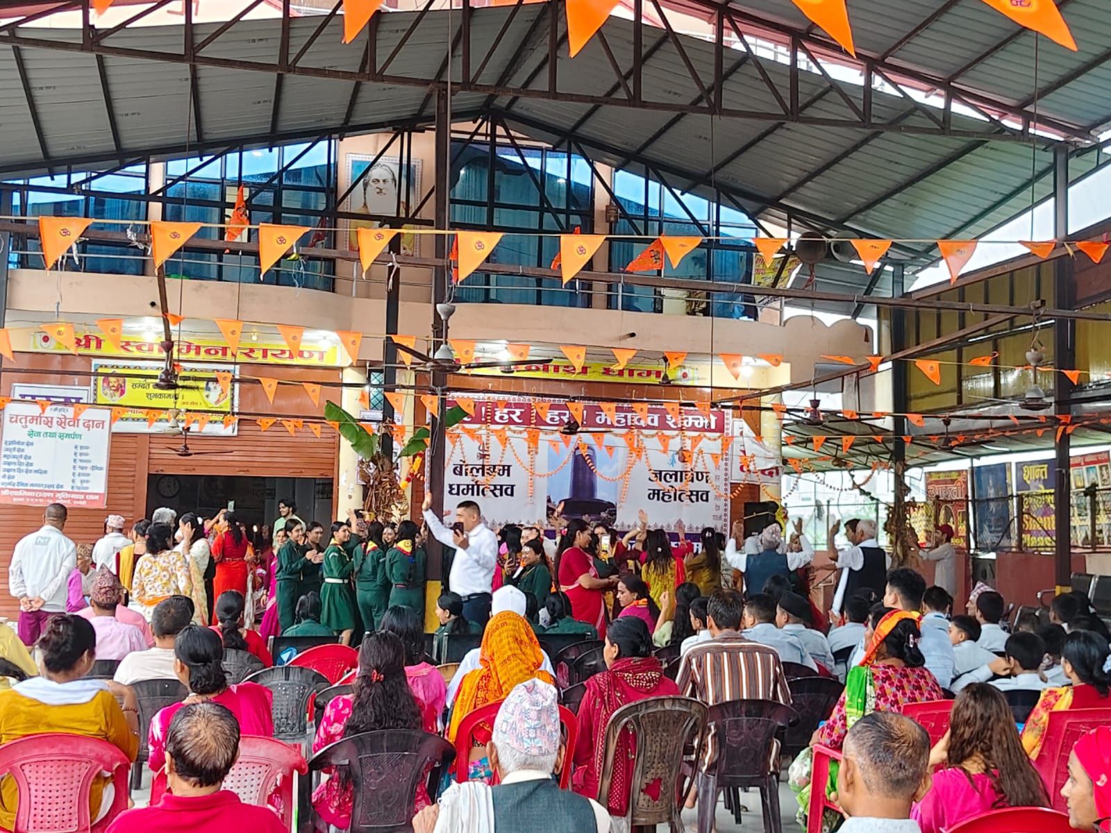 शिवलिङ्गमा जल अर्पण गर्दै।