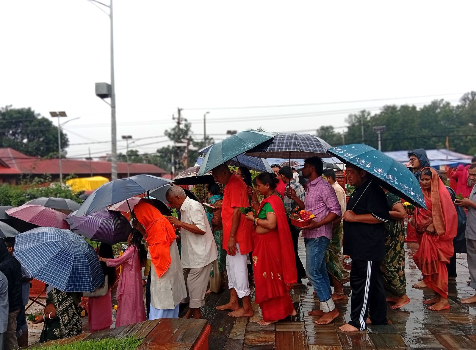 मन्दिर परिसरमा भक्तजन।