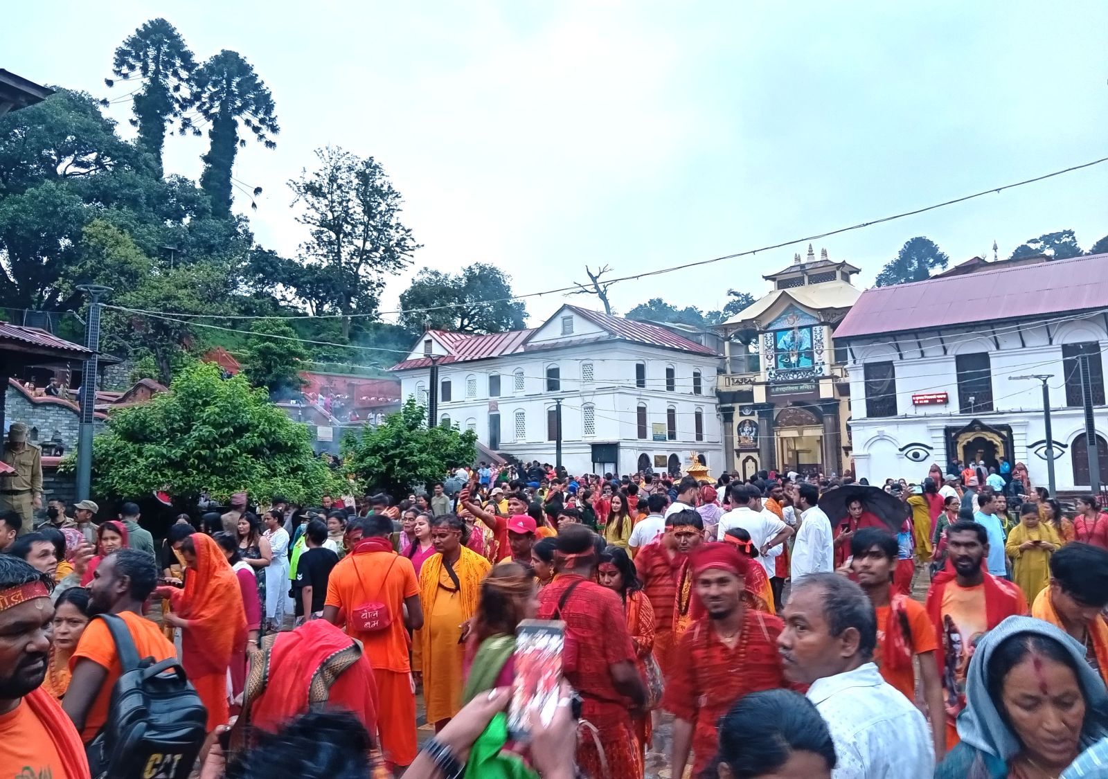 पशुपतिनाथमा दर्शनका लागि प्रतिक्षारत भक्तजन।