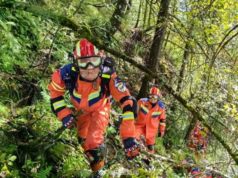 विध्वंसको केन्द्रबिन्दु पुग्न उद्धारकर्ताहरूले उच्च पहाडी क्षेत्रमा पैदल हिँडिरहेको समूहको तस्बिर 