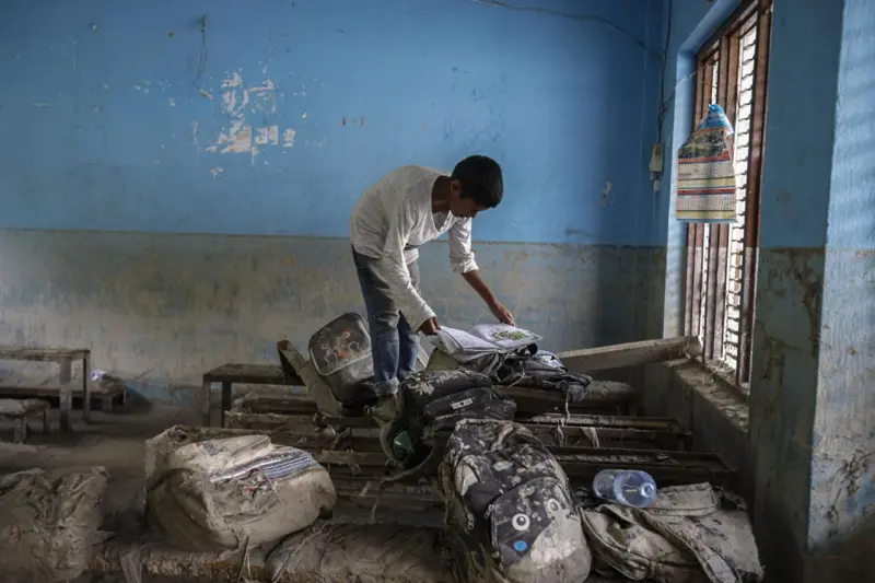 धादिङस्थित बागेश्वरी माध्यमिक विद्यालयमा पढ्ने एक विद्यार्थी आफ्नो झोला खोज्दै
