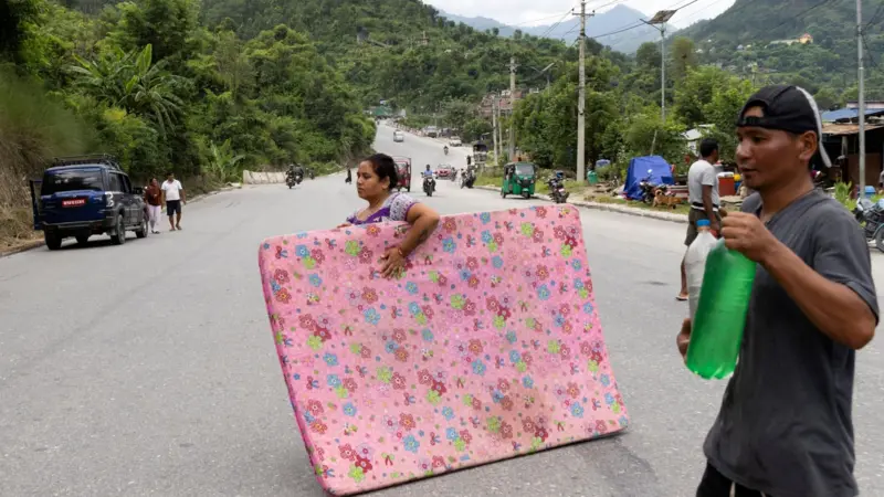 आइतवार बिहान त्रिशूली नदीमा फेरि बाढी आएपछि धादिङमा नदीनजिकै घर भएका मानिसहरू आफ्ना सरसामानसहित सुरक्षित स्थानतिर सर्दै 