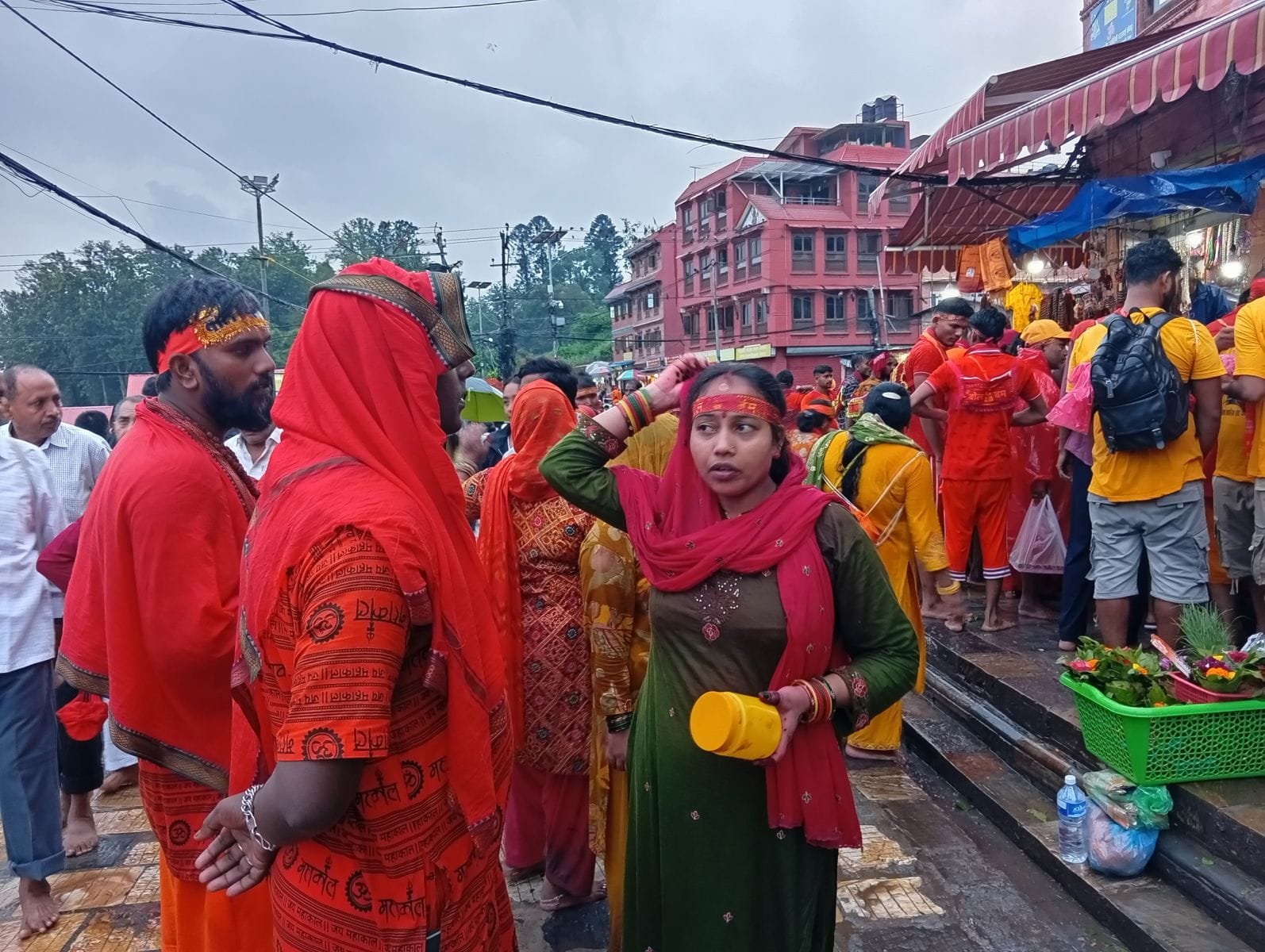 साउने सोमबारको अवसरमा पशुपतिनाथमा दर्शनार्थी।