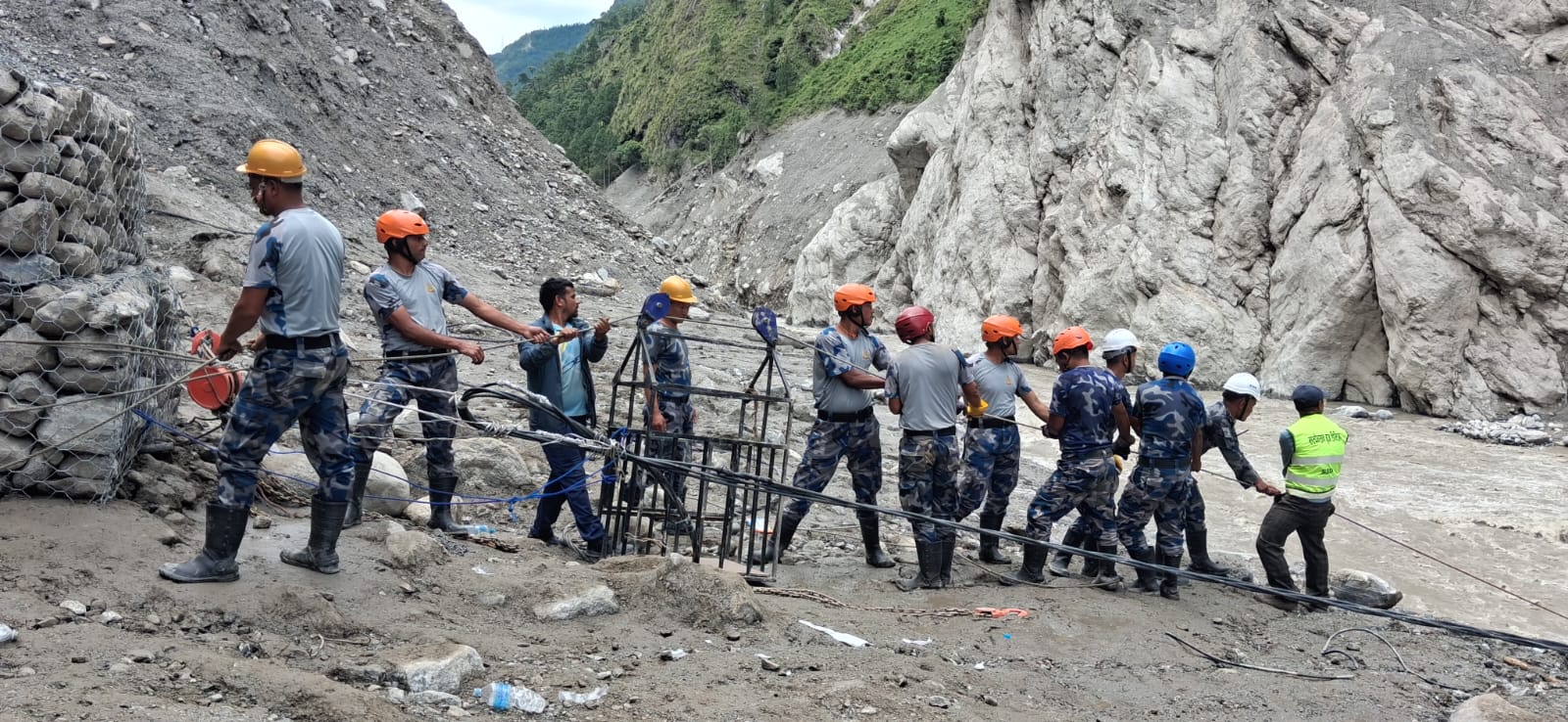 बाढीले बगाएका घरहरू