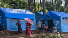 अस्थायी शिविरमा मानिसहरू